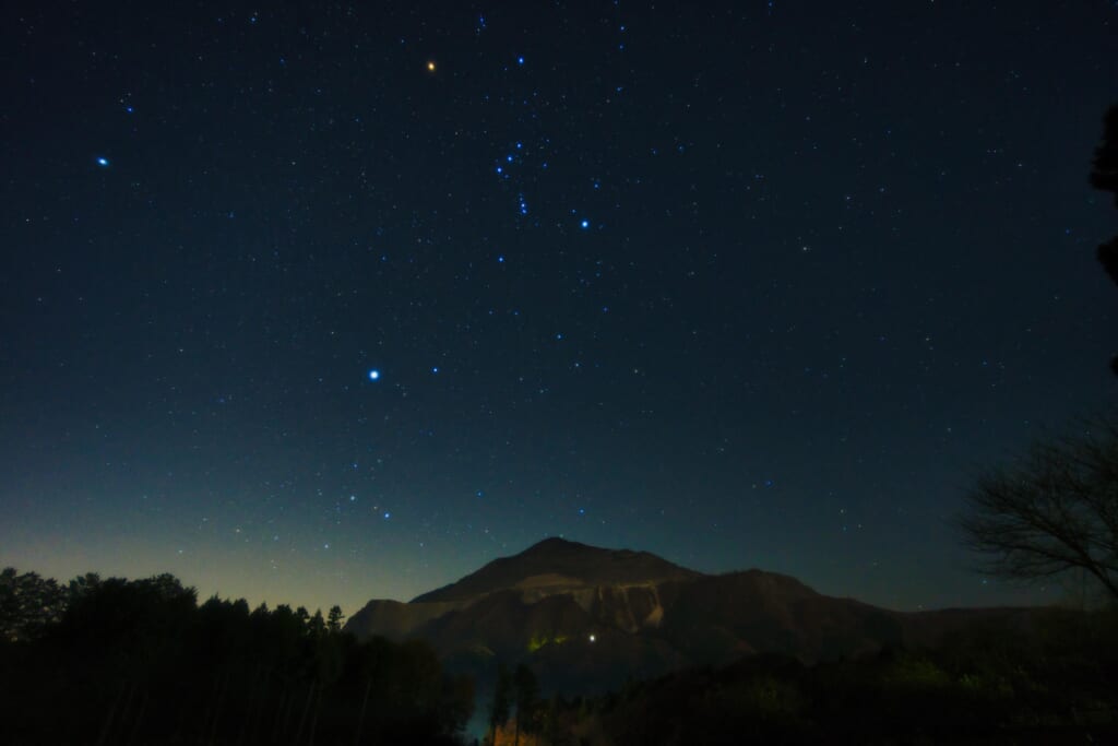 星空と山の稜線